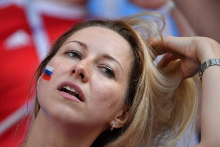 Las rusas engalanaron con su belleza las gradas del Samara Stadium. Foto AFP