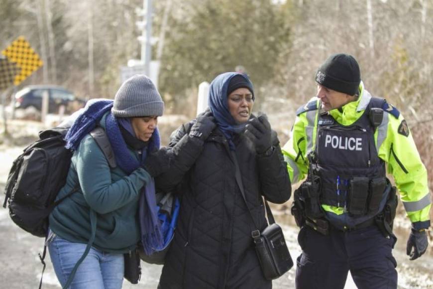 Los indocumentados de diversas nacionalidades exponen sus vidas al caminar varios kilómetros con la nieve hasta la cintura para cruzar ilegalmente la frontera de Canadá. Los agentes migratorios de ese país les brindan atención médica.