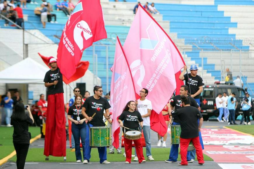 Se vivió una fiesta en la previa del partido con música y bailes.