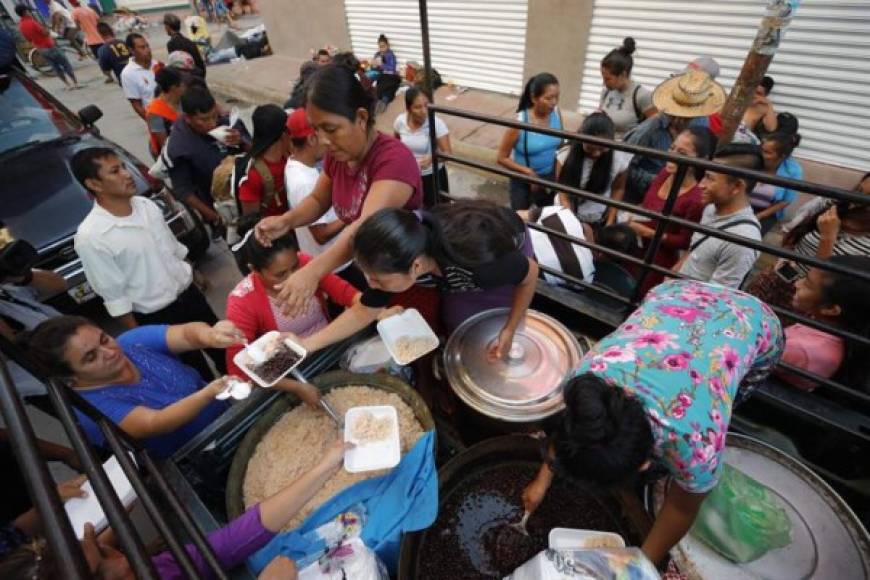 Los mexicanos han mostrado su solidaridad con los migrantes centroamericanos desde su ingreso a ese país el pasado domingo.