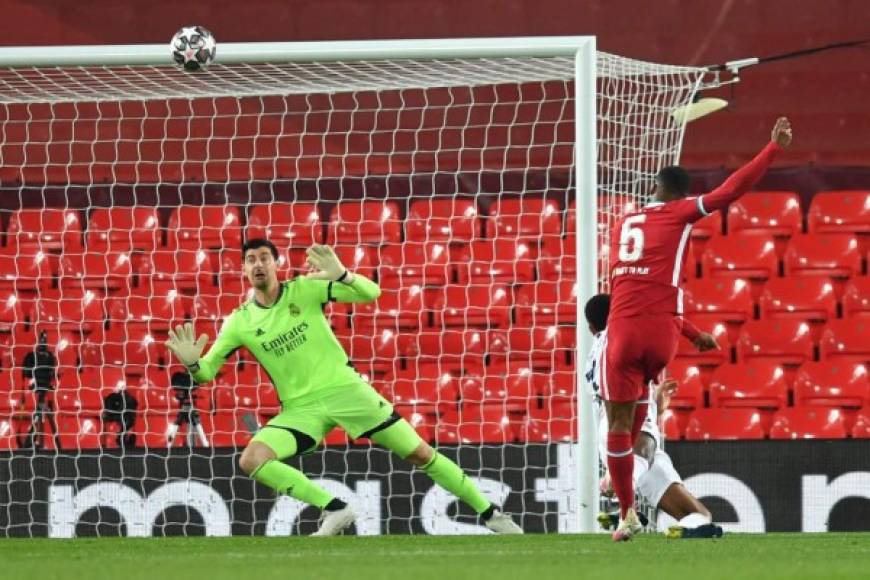 El volante Georginio Wijnaldum dejó escapar la oportunidad en la recta final de la primera parte. Su remate se fue arriba del arco de Courtois.