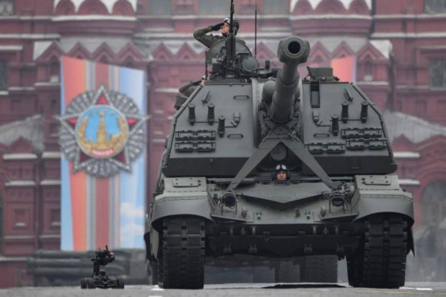 A Russia's Msta-S self-propelled howitzer rolls through Red Square during the Victory Day military parade in downtown Moscow on May 9, 2019. - Russia celebrates the 74th anniversary of the victory over Nazi Germany. (Photo by Alexander NEMENOV / AFP)