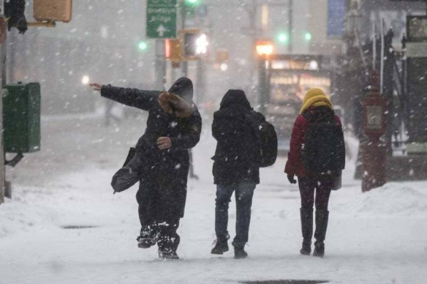 La tormenta Stella azota con ráfagas de viento gélido, nieve y granizo a varias ciudades del noreste de Estados Unidos, donde las escuelas cerraron y miles de vuelos fueron cancelados. Fotos AFP.