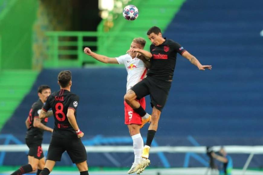 Dani Olmo del RB Leipzig y José María Giménez del Atlético luchan en el aire por el balón.