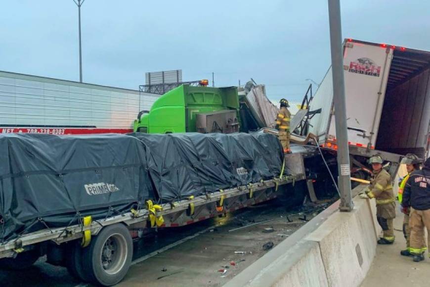 Cinco personas murieron y otras 36 fueron conducidas a hospitales locales, informó Drivdahl, que advirtió de que el balance podría aumentar ya que los equipos de rescate continuaban trabajando entre los vehículos.