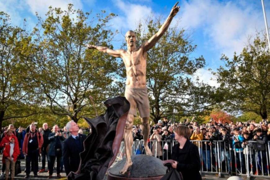 Ibrahimovic inauguró su popular estatua gigante de Malmö, cerca del barrio en el que se crió, a principios de octubre de 2019. 'Cuando vas a Nueva York te encuentras la Estatua de la Libertad, si vas a Suecia ahora tienes la Estatua de Zlatan', dijo el futbolista en su momento.
