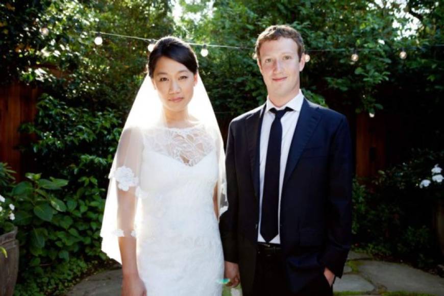 Marck Zuckerberg, fundador de Facebook, tiene un patrimonio estimado en 33 mil 400 millones de dólares. El joven de 30 años actualmente ocupa el puesto número 14 de la lista Forbes de los más ricos del mundo.