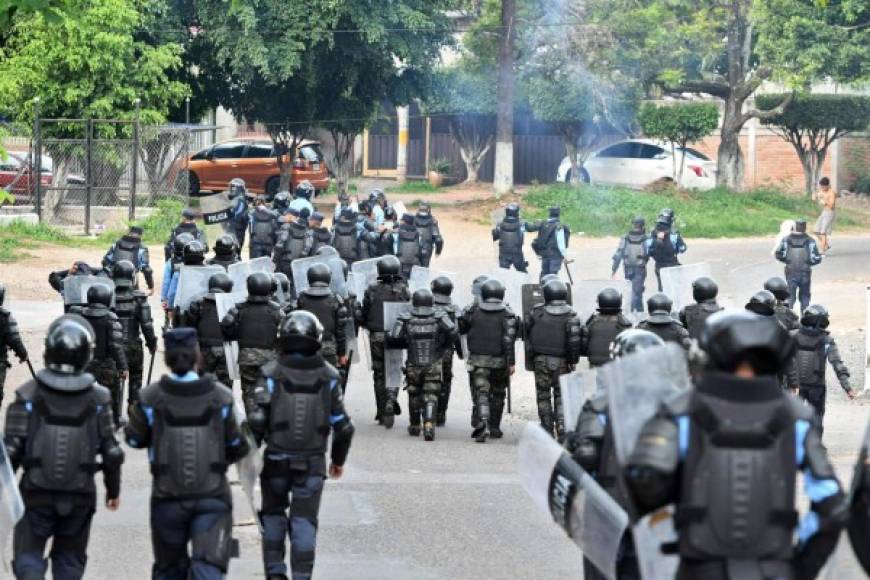 La Policía Militar del Orden Público y estudiantes de secundaria del Instituto Técnico Honduras se enfrentan durante una protesta por la defensa de la educación y la salud este miércoles, en Tegucigalpa.