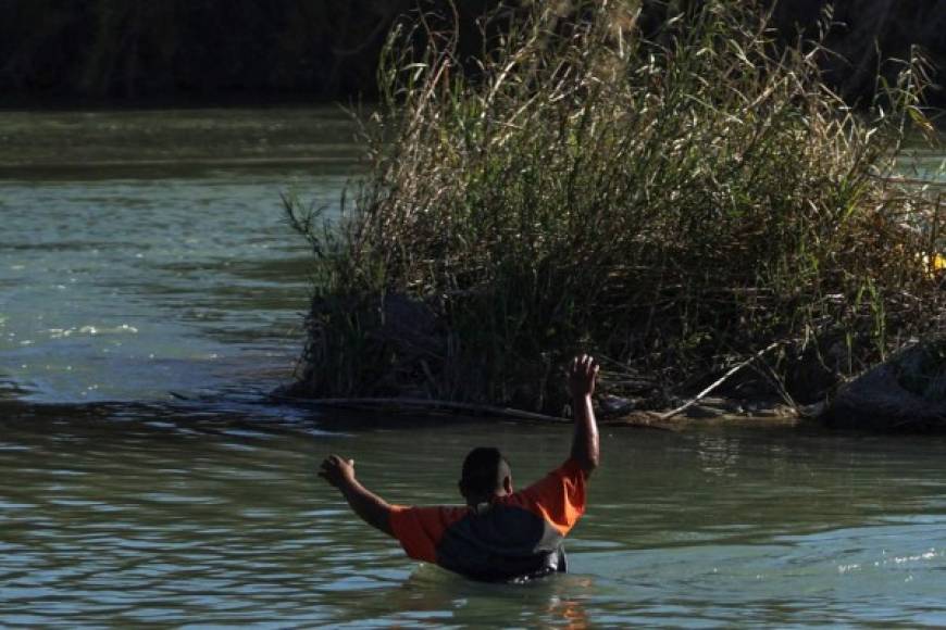 A Central American migrant tries to cross the Rio Bravo, from Piedras Negras, in Coahuila state, Mexico to the city of Eagle Pass, in Texas, US, as seen from Mexico on February 17, 2019. - Last week Trump invoked a 'national emergency' to justify tapping military and other funds for barrier construction, after Congress approved less than a fourth the $5.7 billion he had sought for border security. A White House top adviser said Sunday that the president's emergency declaration could allow 'hundreds of miles' of barriers to be built on the Mexican border before the 2020 election. (Photo by Julio Cesar AGUILAR / AFP)