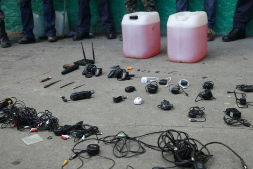 Autoridades de la Fuerza de Seguridad Interinstitucional Nacional (Fusina) decomisaron este jueves varias armas en el Centro Penal de San Pedro Sula, zona norte de Honduras, y llamó la atención además el hallazgo de gasolina.