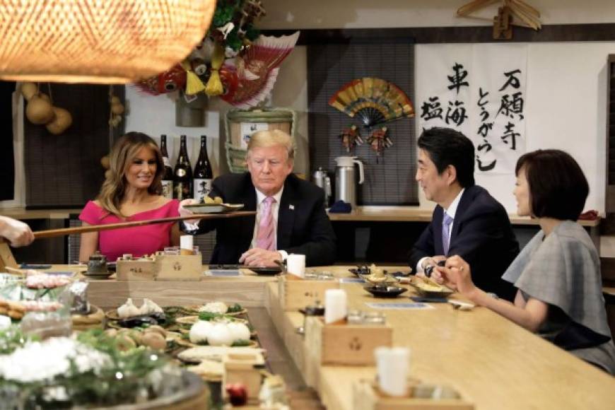 Donald y Melania Trump viajaron a Japón este fin de semana en una visita de Estado a uno de los aliados de Washington, el primer ministro de Japón, Shinzo Abe, amigo personal de la pareja presidencial de EEUU.