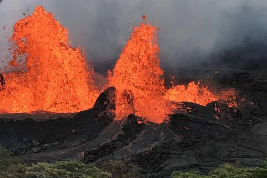Un enorme flujo de lava creció a unos seis metros de altura y bloqueó parte de una autopista, afectando seriamente las evacuaciones de los residentes del área.