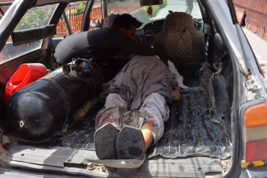 Una de las víctimas mortales es un miembro del consejo provincial, mientras que un parlamentario de la Wolesi Jirga, como se conoce la Cámara Baja, resultó herido, explicó a Efe el portavoz del gobernador de Nangarhar, Attaullah Khogyanai.