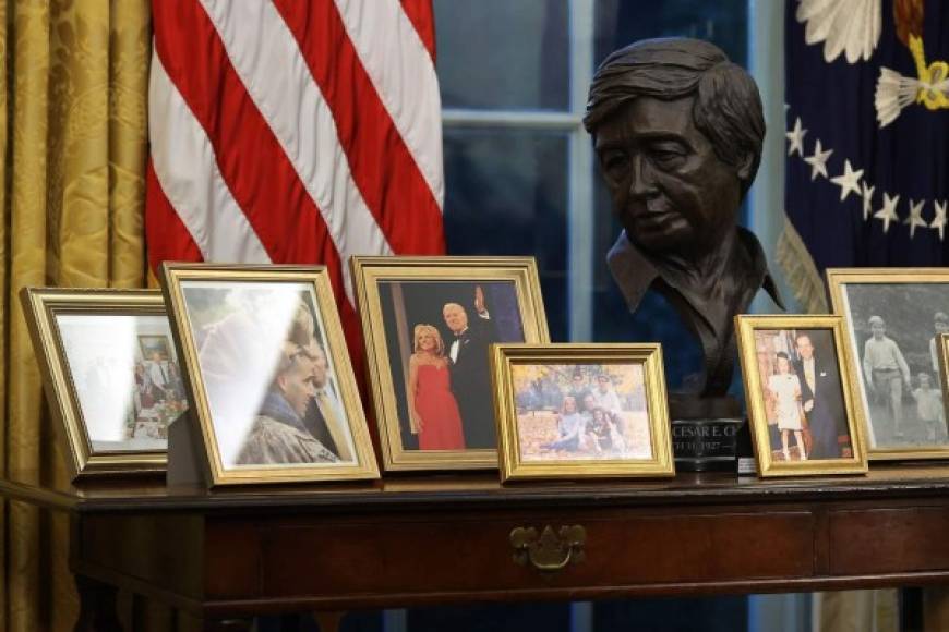 Biden pidió colocar junto a las fotos de su familia el busto del líder sindicalista hispano César Chávez (1927-1993), fundador del sindicato United Farm Workers.