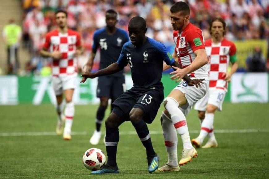 N'Golo Kanté (Francia): 'Es un gigante, el mejor del mundo en su posición'. Didier Deschamps tiene claro quién es el que le da el equilibrio a su equipo. Lo sabe por propia experiencia, que hace 20 años, ocupó ese puesto para lucimiento de Zidane. Tácticamente perfecto e inteligente en la recuperación, Kante ha sido la estrella oculta del Mundial, pese a que no brilló en la final.