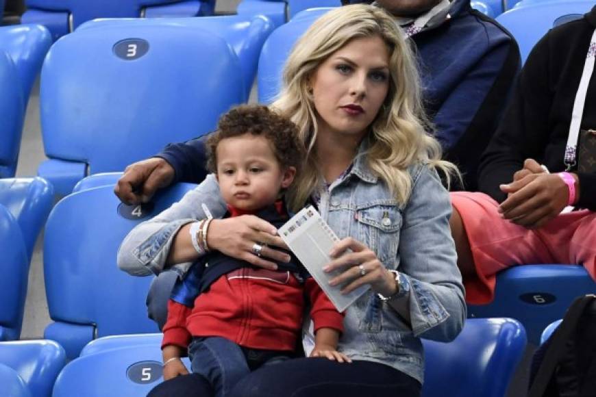 Camille Tytgat, esposa de Raphael Varane, defensa de Francia, llegó al estadio con su hijo.