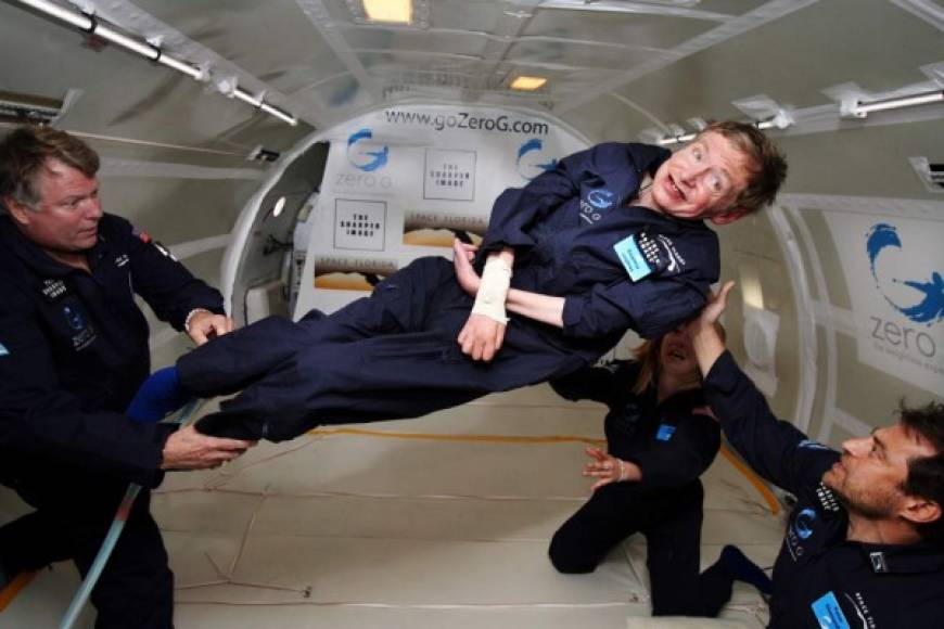 El físico Stephen Hawking, autor de la teoría del 'big bang', falleció a los 76 años en su casa de Cambridge, según fuentes de la familia.