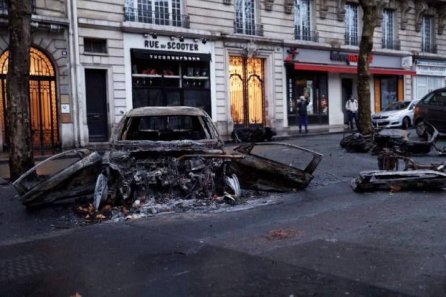 Los manifestantes que acudieron a París a protestar pacíficamente se hallaron a menudo en medio de policías y agitadores.<br/><br/>Los comerciantes de la zona habían tomado sus precauciones, tras los destrozos causados el 24 de noviembre, colocando tableros de madera frente a sus locales.