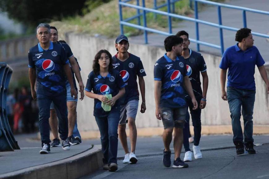 Aficionados motagüenses llegando al estadio Nacional Chelato Uclés.