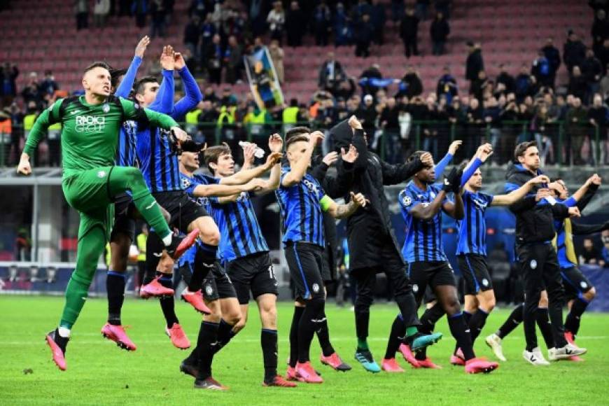 Los jugadores del Atalanta celebrando la victoria al final del partido. Foto AFP