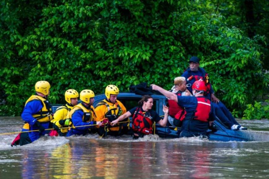 El Departamento de Bomberos y Servicios de Rescate del condado Howard tuiteó que se realizaron múltiples rescates y se convocó a nadadores especializados.