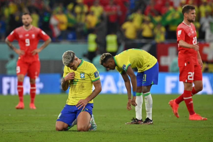 Los brasileños agradecieron y se arrodillaron por el triunfo. 