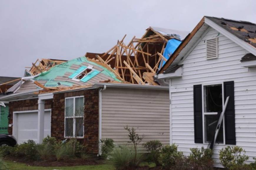 El gobernador de Carolina del Norte, Roy Cooper, pidió a los residentes de las costas a ponerse a salvo. 'Esto no será un roce. Ya sea que toque tierra o no, el ojo de la tormenta estará lo suficientemente cerca como para causar daños extensos en Carolina del Norte', advirtió.