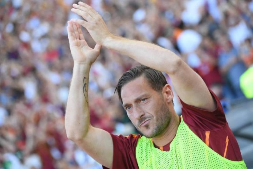 Rome (Italy), 28/05/2017.- Francesco Totti greets supporters during his last soccer match for the Italian Serie A between AS Roma vs Genoa CFC at Olimpico stadium in Rome, Italy, 28 May 2017. (Roma, Génova, Francia, Italia) EFE/EPA/CLAUDIO PERI