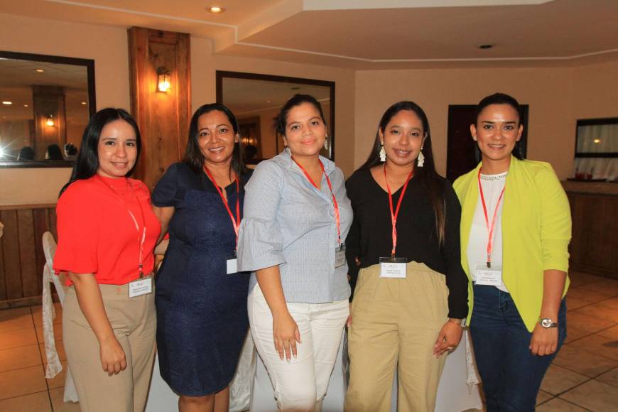 Diana Valladares, Claudia Murcia, Maryuri Díaz, Angie Troches y Astrid Zerón