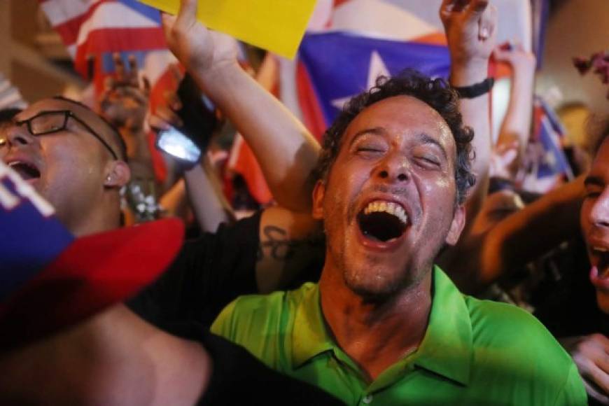 Los puertorriqueños se quedaron bailando hasta el amanecer tras el anuncio de la dimisión.