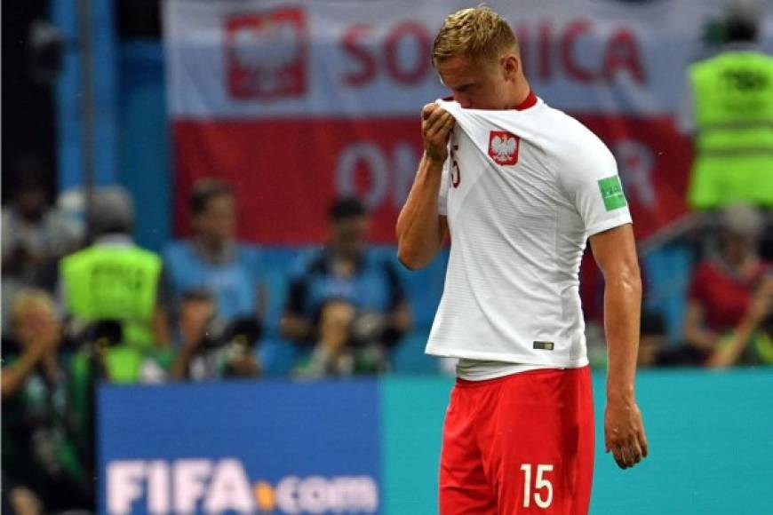 El jugador polaco Kamil Glik, cabizbajo tras la eliminación de su selección. Foto AFP