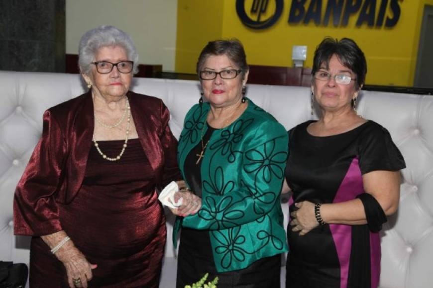 Susana y Martha Portillo y Sandra Zaldívar.