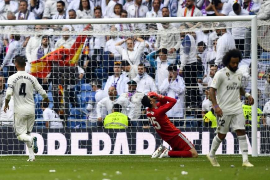 Thibaut Courtois se lamenta tras encajar el primer gol del Levante. Foto AFP