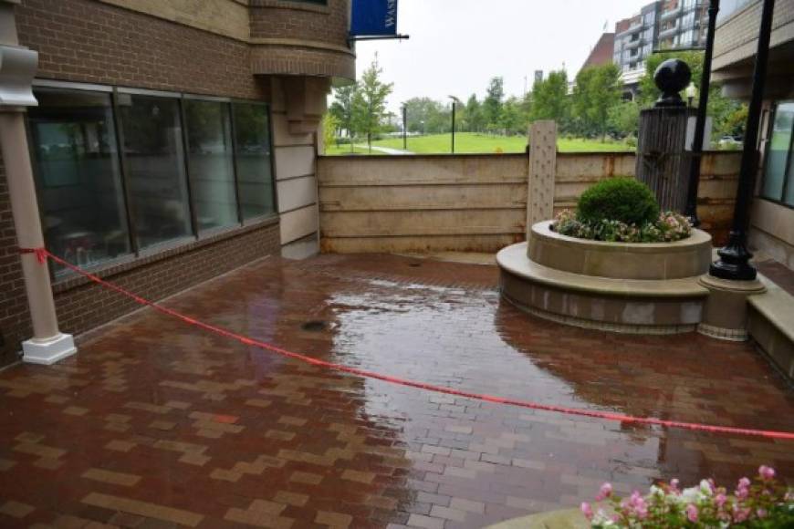 La ciudad desplegó sus puertas de contención contra inundaciones previo a la llegada de Florence a las costas estadounidenses.