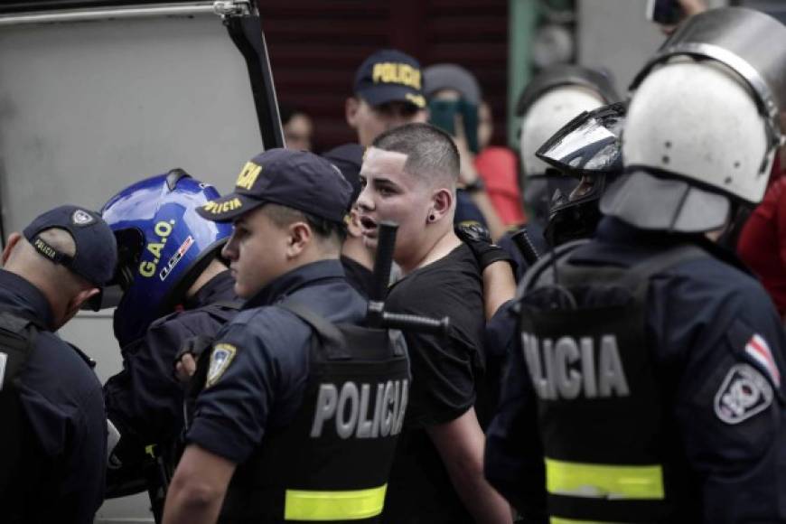 La protesta registró momentos de violencia cuando los manifestantes buscaron agredir a nicaragüenses congregados en el céntrico parque La Merced, y enfrentaron a la policía que intentó contenerlos, indicó el ministro de Seguridad, Michael Soto.