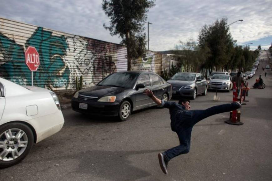 El mexicano Abel Cortez, 24, baila en el punto fronterizo de Tecate para pedir propinas a los turistas.