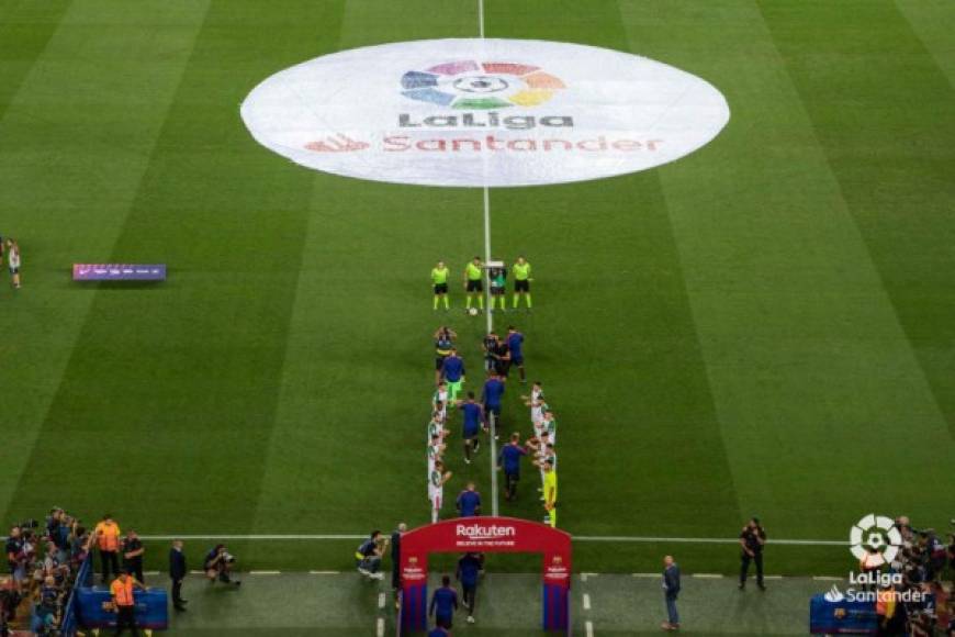 <br/>La primera imagen del partido entre Barça y Alavés fue el pasillo que los jugadores vitorianos hicieron a los blaugrana en homenaje por su victoria en la Supercopa de España celebrada en Tánger.