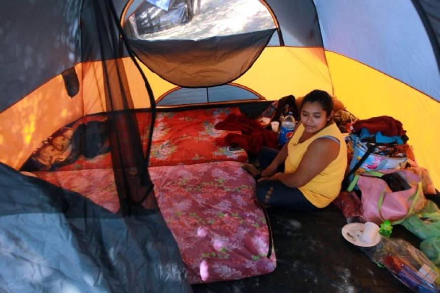 Los feligreses acampan en las afueras del templo para la gran fiesta este 3 de febrero.