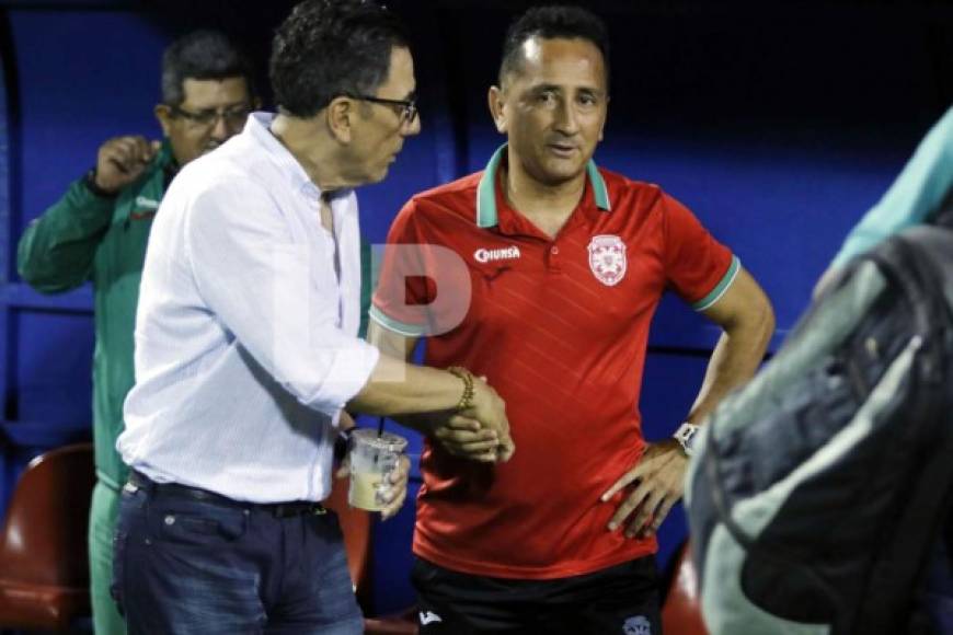 Salomón Nazar, entrenador de la UPN, saludando a Jorge Pineda, asistente técnico del Marathón, antes del comienzo del juego.