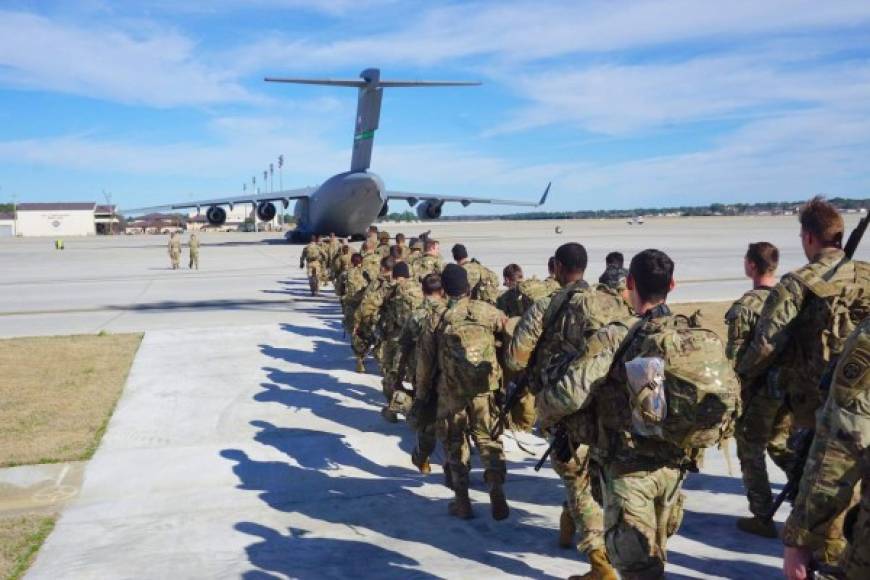 La brigada número 82 del cuerpo de infantería, con su base militar en Fort Bragg, en el estado de Carolina del Norte, abordaron ayer varios aviones de la Fuerza Aérea de EEUU para trasladarse a Oriente Medio tras las amenazas de Irán contra Washington.