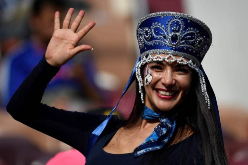 Esta chica francesa no se quedó atrás y cautivó en las graderías.<br/>