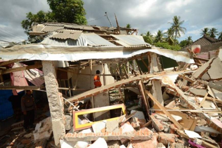 Dos mezquitas del norte de Lombok se derrumbaron. En la mezquita de la localidad de Lading Lading se retiraron tres cadáveres de los escombros y un superviviente pudo ser rescatado