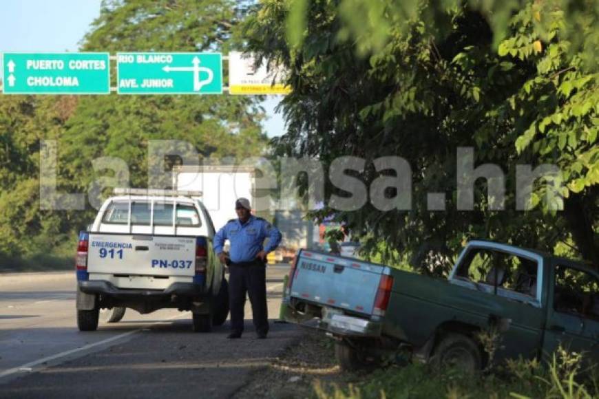 Dos personas han sido acribillados esta tarde cuando iban a bordo de un vehículo en el segundo anillo de San Pedro Sula. El hecho ocurrió a eso de las 3:30 pm cuando las personas que viajaban en un carro Nissan, con placas PAÑ5111, fueron interceptados por varios sujetos que los atacaron a balazos hasta asesinarlos.