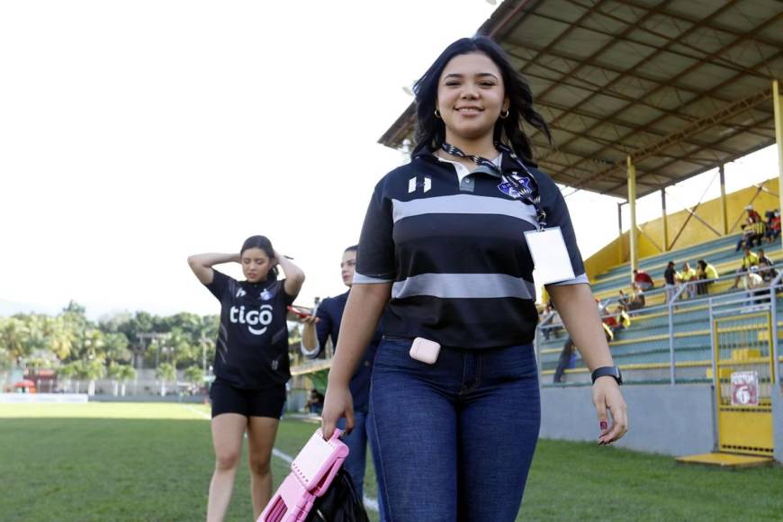 La linda Desired Majano, fotógrafa del Honduras Progreso, llegando al estadio Humberto Micheletti.