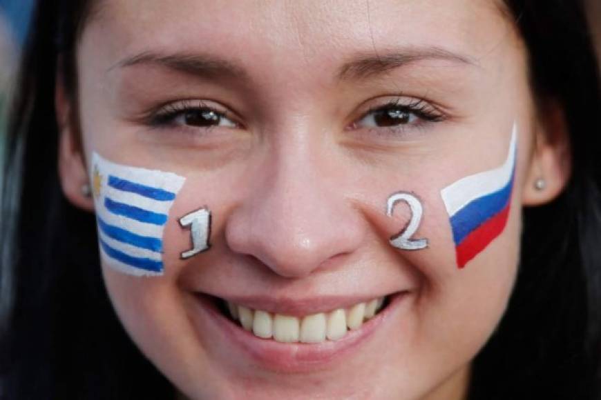 Esta hermosa chica tenía un pronóstico sobre el partido que finalmente no se cumplió. Foto AFP