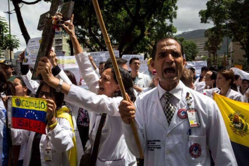 Cientos de médicos y enfermeras se concentraron desde horas de la mañana en el centro de la ciudad para protestar contra la falta de medicinas y insumos en los hospitales públicos, agravando la crisis que azota al país venezolano.