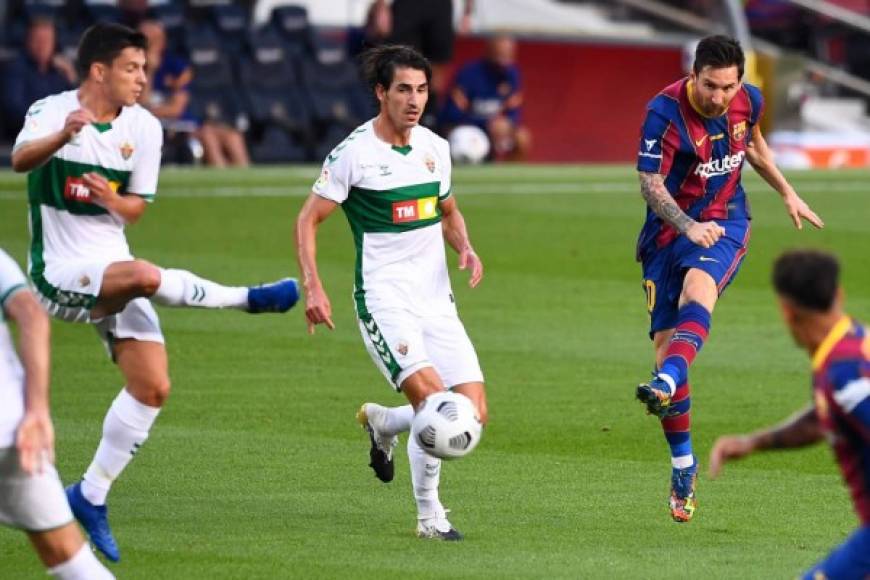 Messi realizando un disparo a la portería del Elche.