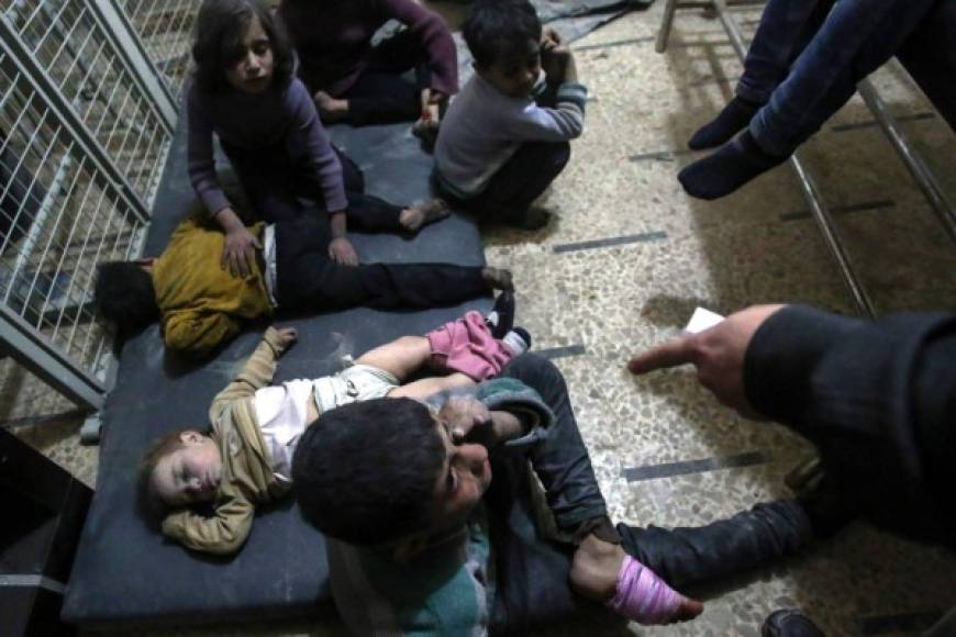 Niños heridos esperan recibir tratamiento médico en un hospital de campaña tras un ataque aéreo perpetrados por las fuerzas leales al gobierno sirio en la ciudad sitiada de Douma.