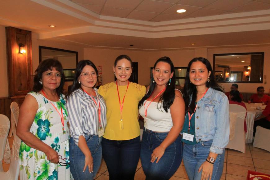 Xiomara Aguilar, Mercedes Castillo, Ana Romero, Stephanie Fajardo y Leda Mendoza