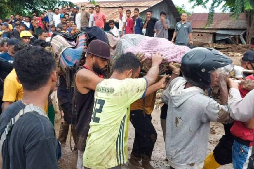 La lejana isla de Adonara, conocida por las playas y su volcán, solo es accesible en barco y no tiene hospital.